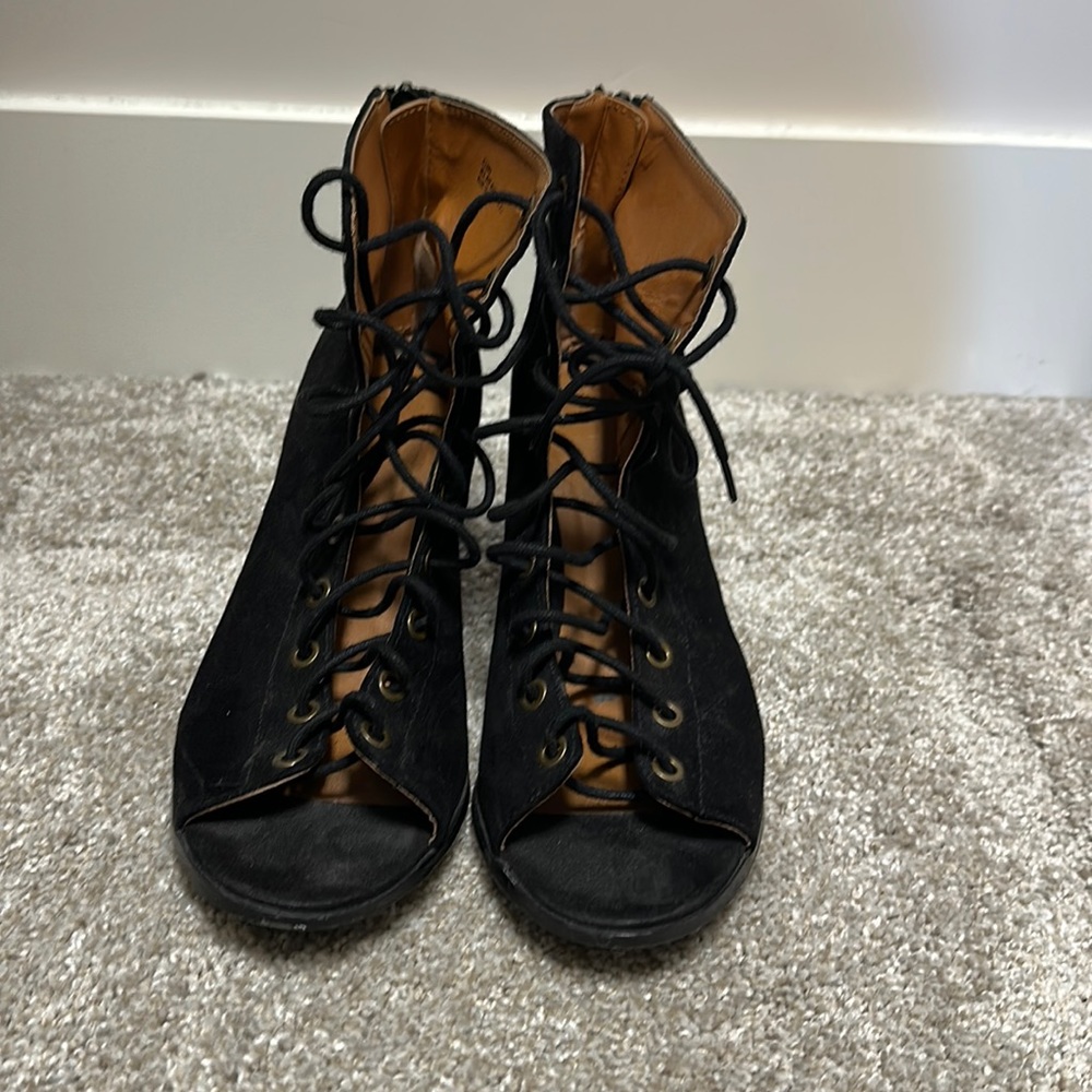 Women’s size 8 black heel